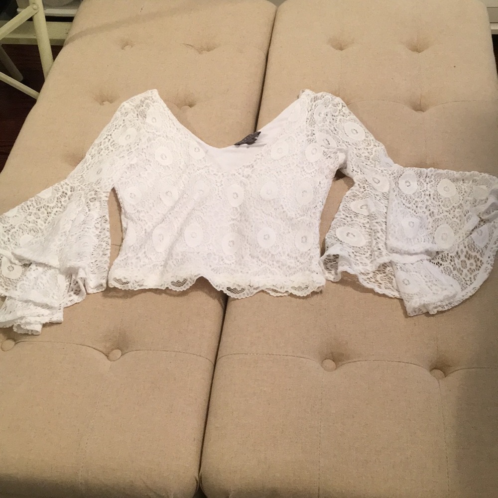 White Top w/beautiful sleeves